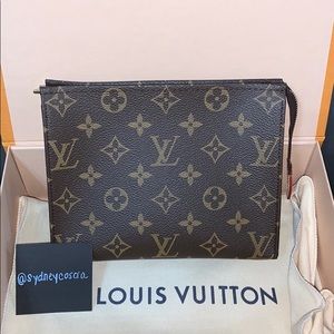 ❗️SOLD❗️- Louis Vuitton Toiletry 19